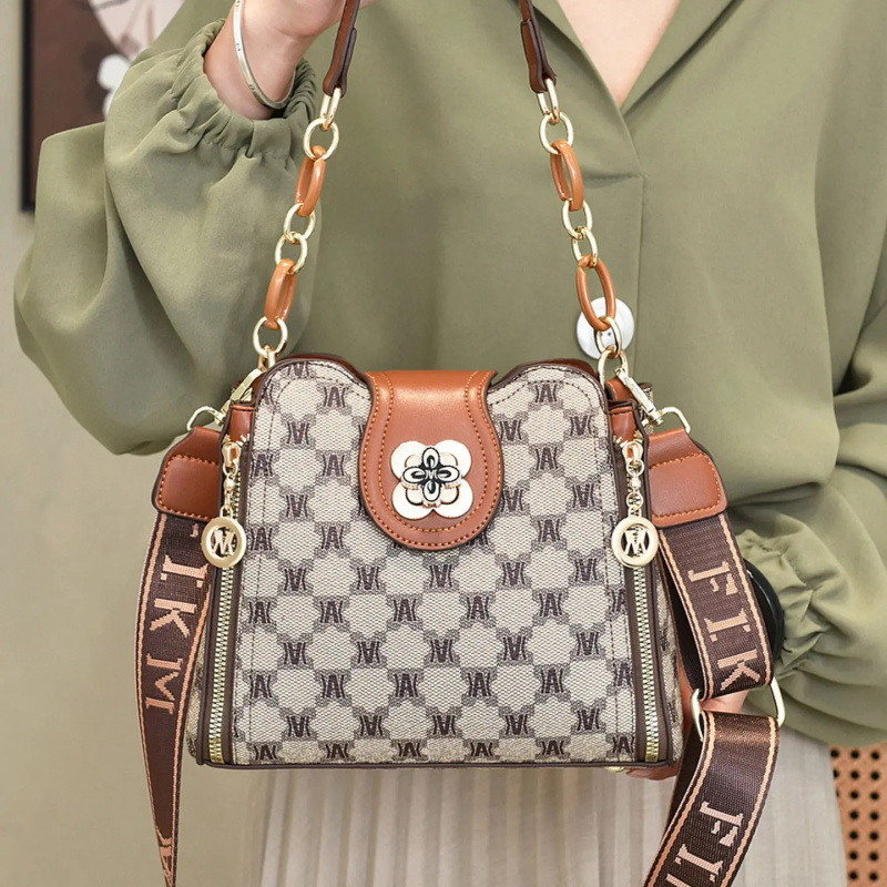 Tas selempang bermotif huruf v - Women Bags Work ulasan dan harga